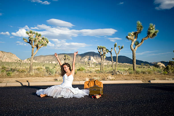 noiva celebrando no deserto - bride wedding freedom arms raised imagens e fotografias de stock