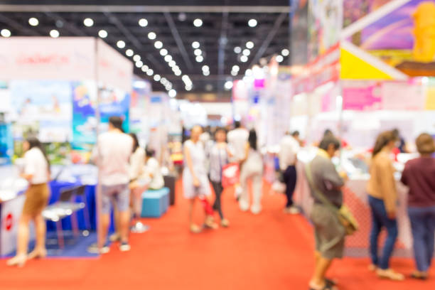 mostra di eventi sfocati astratti con background di persone, concetto di spettacolo di convention aziendali - defocused crowd blurred motion business foto e immagini stock