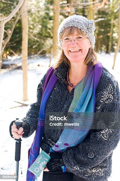 Photo libre de droit de Femme Pour Marcher Dans La Neige banque d'images et plus d'images libres de droit de 50-54 ans - 50-54 ans, Adulte, Adulte d'âge moyen