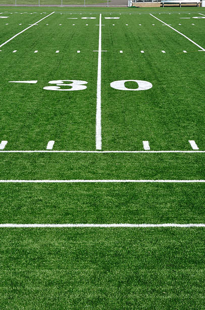 ligne de 30 yards sur le terrain de football américain - thirty yard line photos et images de collection