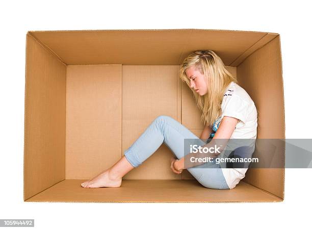 Kobieta W Kartonowym Pudełku - zdjęcia stockowe i więcej obrazów Kobiety - Kobiety, Pudełko, Tylko kobiety
