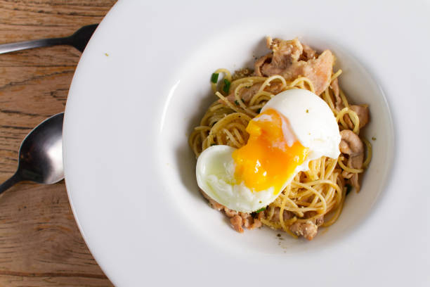 spaghetti mit gekochten eiern und schweinefleisch auf weißem hintergrund - pasta cabonara stock-fotos und bilder