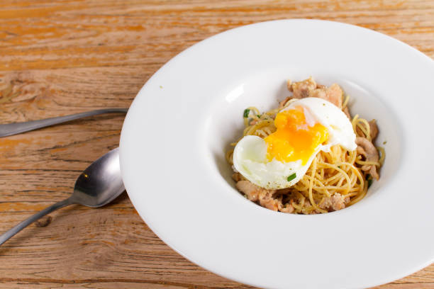 spaghetti mit gekochten eiern und schweinefleisch auf weißem hintergrund - pasta cabonara stock-fotos und bilder