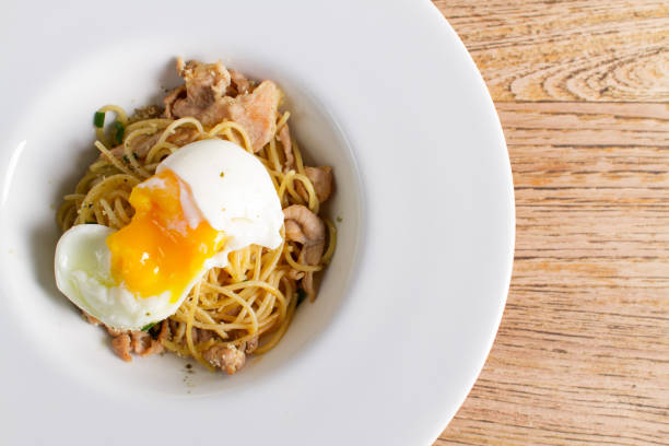 spaghetti mit gekochten eiern und schweinefleisch auf weißem hintergrund - pasta cabonara stock-fotos und bilder
