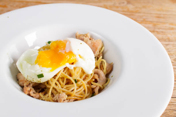 spaghetti mit gekochten eiern und schweinefleisch auf weißem hintergrund - pasta cabonara stock-fotos und bilder