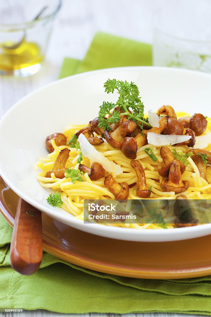 パスタ、chanterelles - イタリア料理のロイヤリティフリーストックフォト