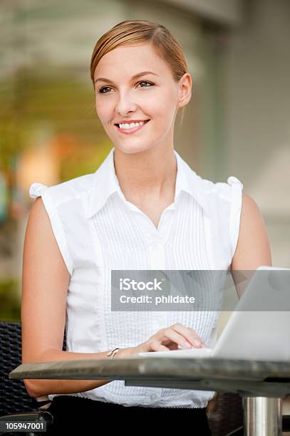 Geschäftsfrau Mit Kaffee Laptop Stockfoto und mehr Bilder von Attraktive Frau - Attraktive Frau, Café, Computer