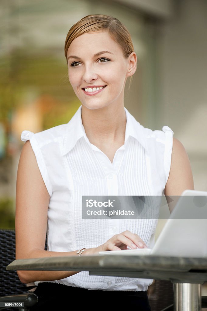 Mulher de negócios com Laptop e café & - Foto de stock de 20 Anos royalty-free
