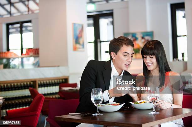 Casal Jantar No Restaurante - Fotografias de stock e mais imagens de 20-29 Anos - 20-29 Anos, Adulto, Asiático e indiano