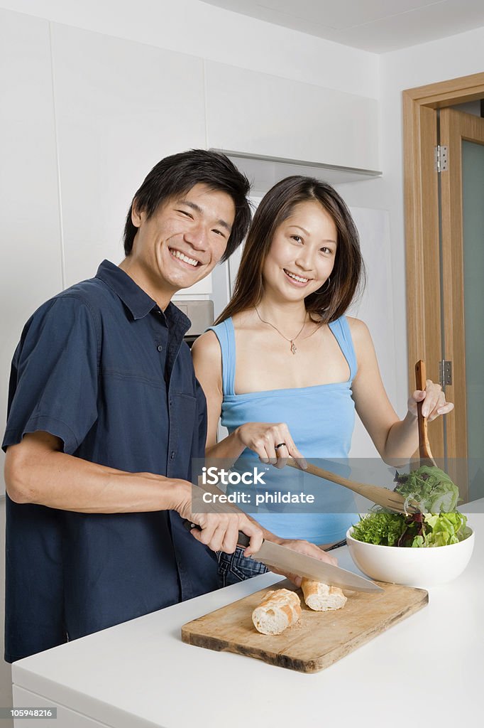 Paar, die Zubereitung von Essen - Lizenzfrei Asiatischer und Indischer Abstammung Stock-Foto