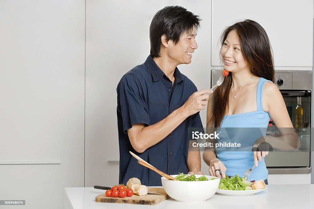 Casal preparando refeições - Foto de stock de 20 Anos royalty-free