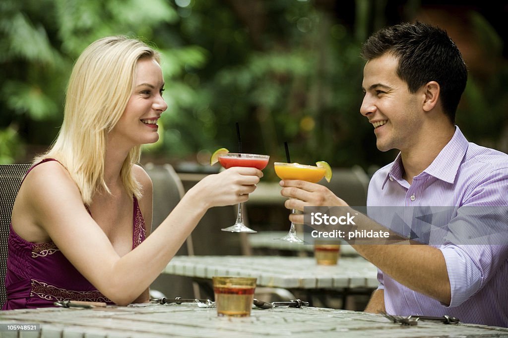 Pareja con bebidas - Foto de stock de 20 a 29 años libre de derechos