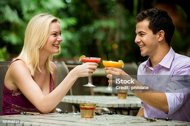 Casal Tendo Bebidas - Fotografias de stock e mais imagens de 20-29 Anos - 20-29 Anos, Adulto, Amizade