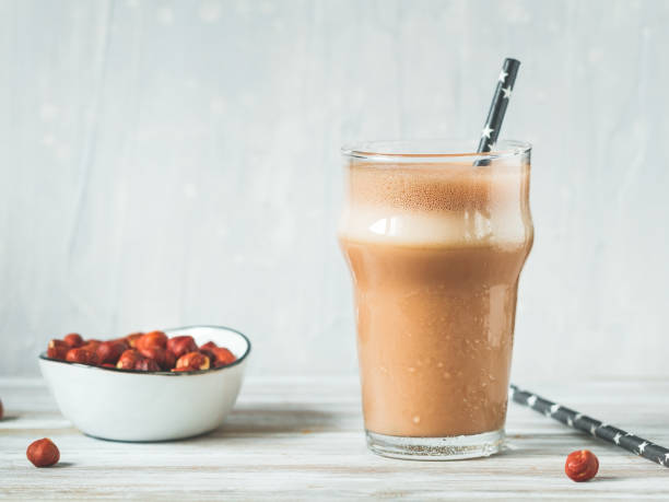 białko orzechów laskowych wstrząsać w szklance. koncepcja zdrowego stylu życia i diety fitness. - smoothie banana smoothie milk shake banana zdjęcia i obrazy z banku zdjęć