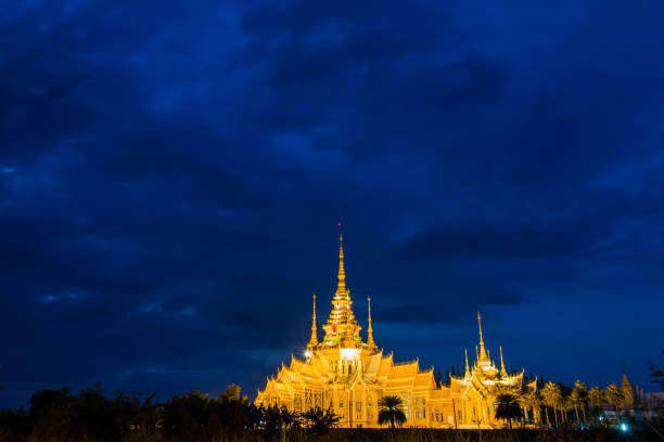 istock Gold color temple roof at night 1059501318