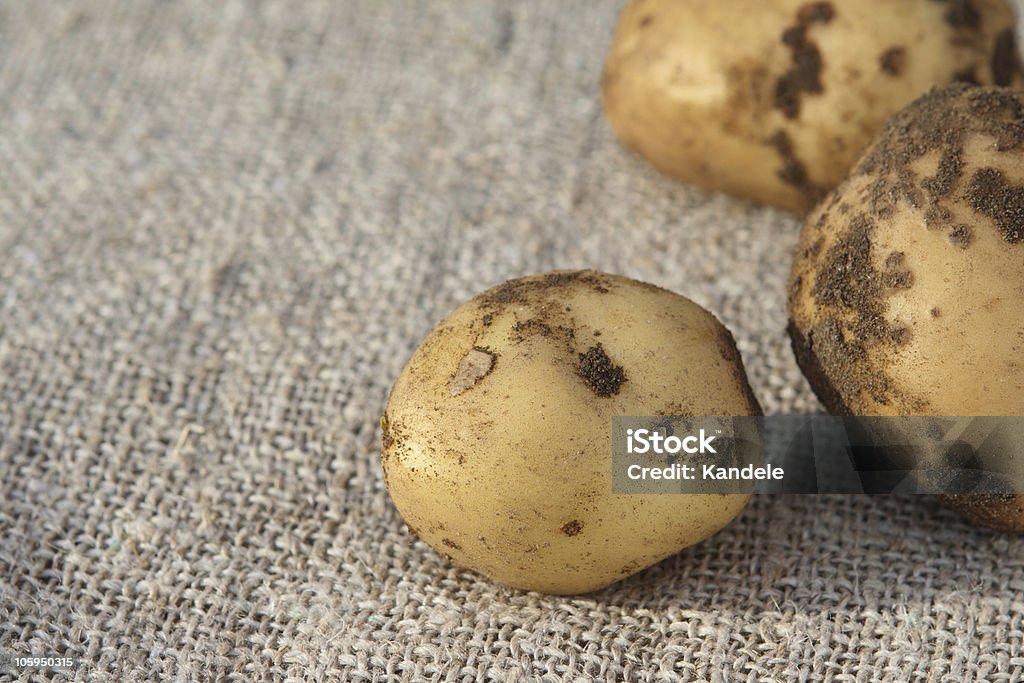 Dirty, frische potataoes auf Sackleinen-Hintergrund. - Lizenzfrei Braun Stock-Foto