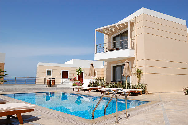 бассейн на вилле современной роскоши, крит, греция - swimming pool luxury contemporary deck chair стоковые фото и изображения