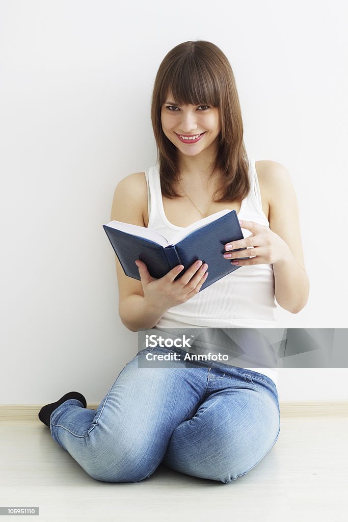 Ragazza e il libro - Foto stock royalty-free di Abbigliamento casual