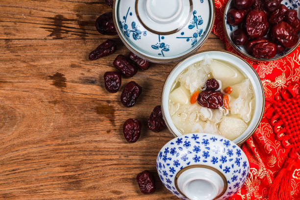 zuppa di gomma di pesca e tremella - lycium chinese foto e immagini stock