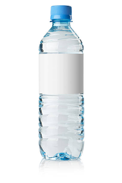 flasche soda wasser mit leeren etikett - destilliertes wasser stock-fotos und bilder
