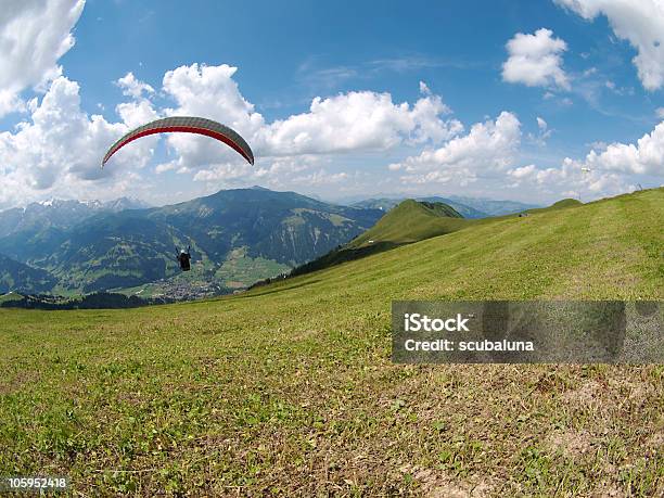 Paraglider Retire A - Fotografias de stock e mais imagens de Adulto - Adulto, Alpes Europeus, Ao Ar Livre