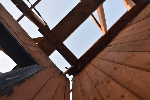 istock Looking up on the bedding of an old roof 1059533490