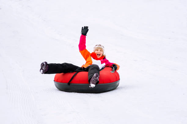 jeune fille snow tubes - skiing teenager ski wear winter photos et images de collection