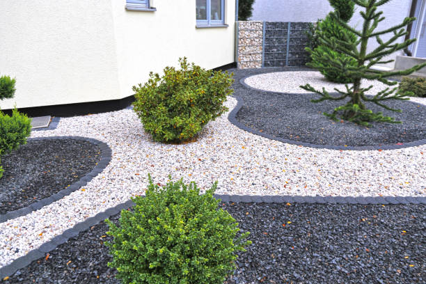 modern front garden with decorative gravel - gravel imagens e fotografias de stock