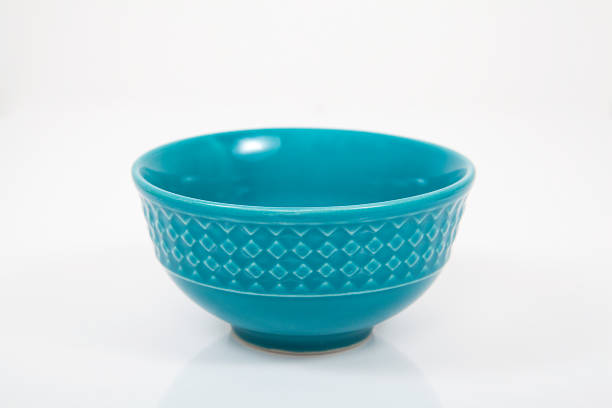 крошечные пустые цветные керамические чаши на белом фоне. - blue bowl brown ceramic стоковые фото и изображения