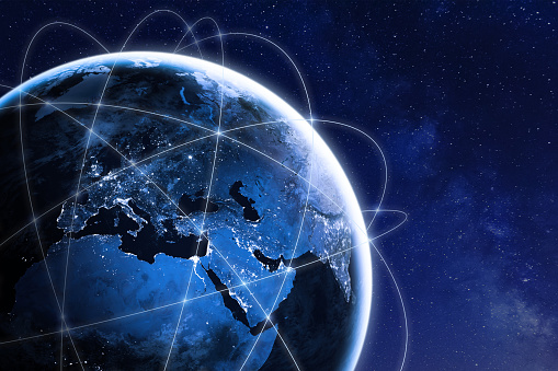 Concepto de conectividad global con líneas de conexión de la red de comunicación en todo el mundo alrededor de planeta tierra visto desde el espacio, satélites, luces de la ciudad en Europa, algunos elementos de la NASA photo