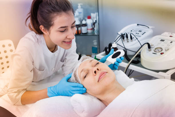 istock Mature woman having beauty procedures 1059552226