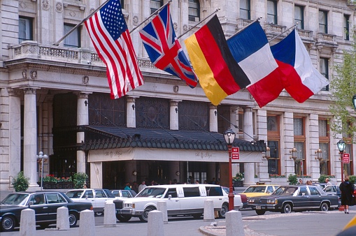 New York City, NY, USA, 1980. Main entrance of the Plaza Hotel in New York City. Furthermore: hotel guests, limousines and cars.