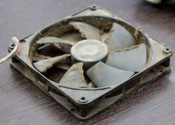 the fan from the computer power supply in the dust, cleaning the computer