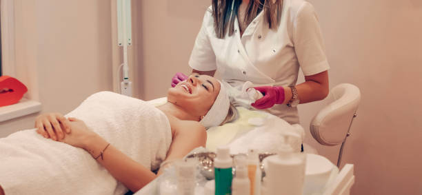 mujer en salón de belleza spa - mud wellbeing spa treatment beautician fotografías e imágenes de stock