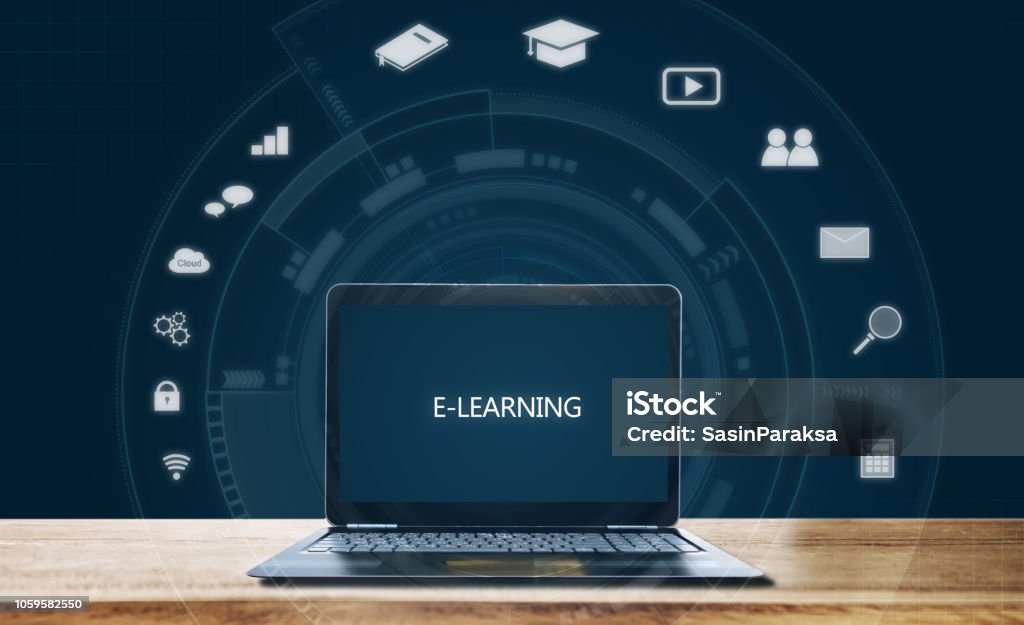 E-learning su computer portatile, su tavolo di legno. Concetto di formazione online, e-learning e media educativi - Foto stock royalty-free di Educazione online