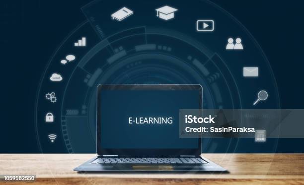 Elearning Su Computer Portatile Su Tavolo Di Legno Concetto Di Formazione Online Elearning E Media Educativi - Fotografie stock e altre immagini di Educazione online