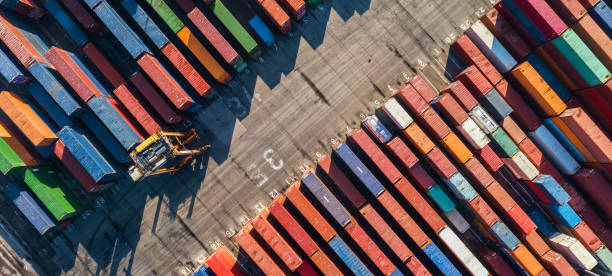 vista aérea del puerto de contenedores - cargo container container ship freight transportation transportation fotografías e imágenes de stock