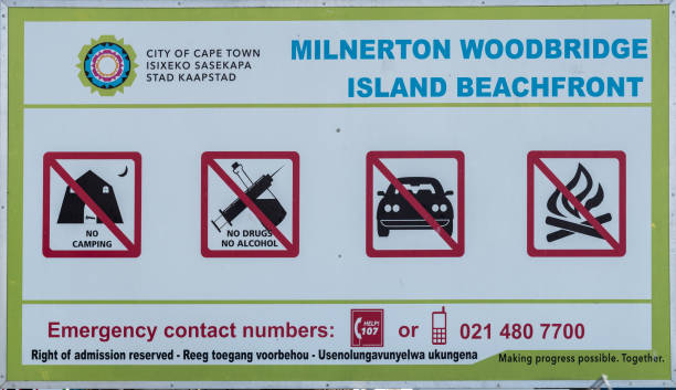информационная доска у входа на остров вудбридж в милнертоне - milnerton стоковые фото и изображения