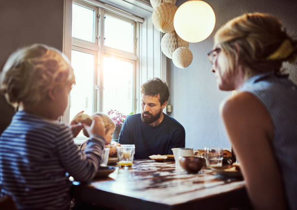 その日から始まる朝食 - healthy lifestyle people eating sister ストックフォトと画像