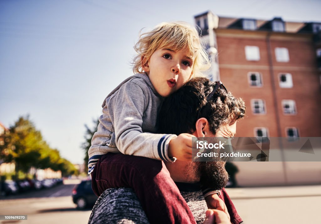 Il legame tra padre e figlio - Foto stock royalty-free di Città