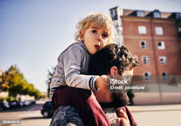The Bond Between Father And Son - Fotografias de stock e mais imagens de Cidade - Cidade, Criança, Família