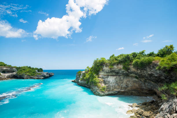 blue bay lagune in der nähe von bali in indonesien, nusa penida - bali stock-fotos und bilder