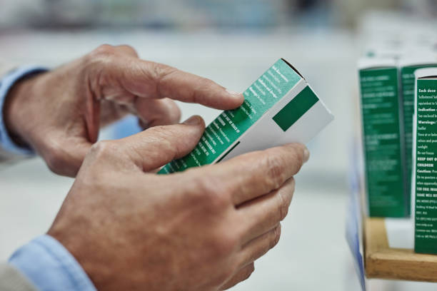 tomar decisiones informadas acerca de la medicina - drug label fotografías e imágenes de stock