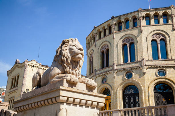статуя льва в storting парламент норвегии строительство центральной осло норвегия скандинавия - brick european culture facade famous place стоковые фото и изображения