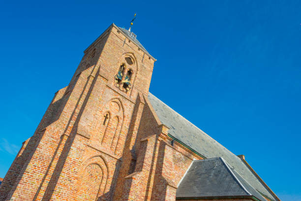 древняя церковь в голландской деревне при солнечном свете при падении - 2786 стоковые фото и изображения