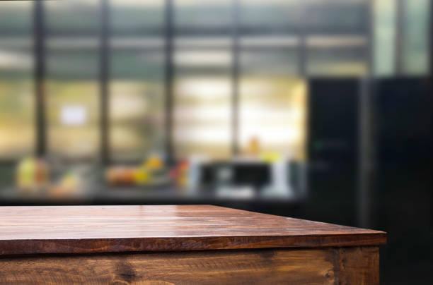 nahaufnahme des leeren holztisches im büro - wooden desk stock-fotos und bilder