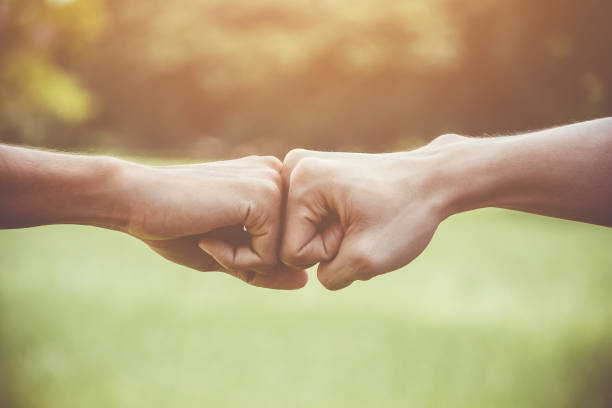 mains de jeune homme gens fist bump équipe travail d’équipe et de partenariat succès commercial - young men adult working gesturing photos et images de collection