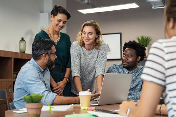 empresarios creativos trabajando juntos - vestimenta informal fotografías e imágenes de stock