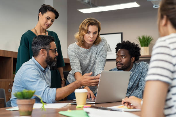 business people working together - laptop partnership looking communication imagens e fotografias de stock