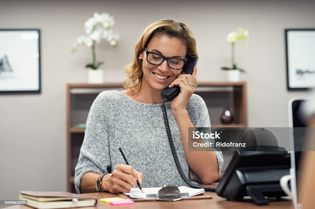 Femme mature heureuse parler téléphone - Photo de Téléphone - Équipement de télécommunication libre de droits